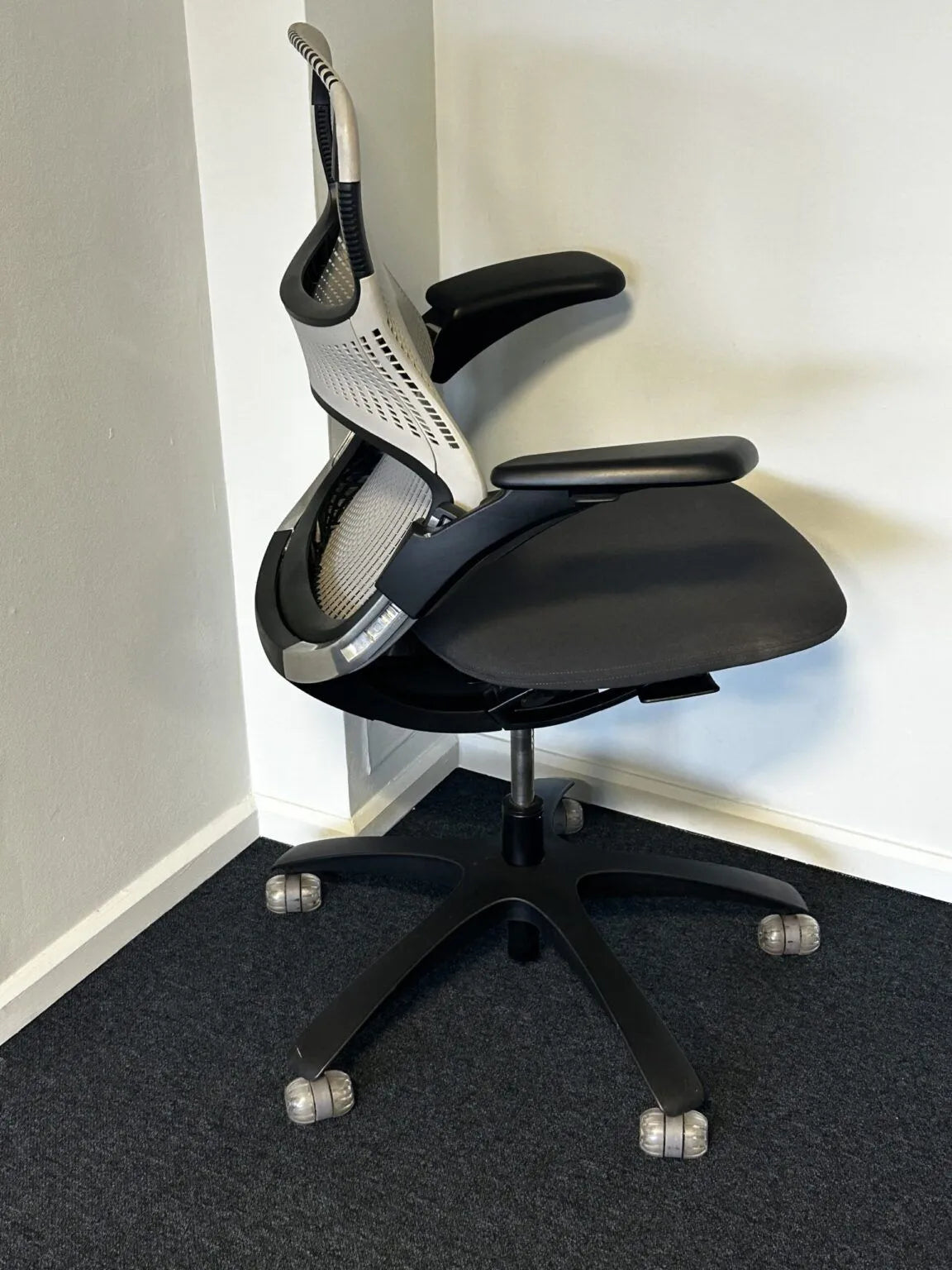 Knoll Generation Task Chair